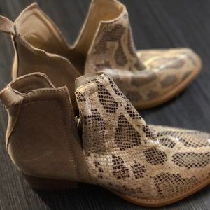 NWOT Snake skin tan suede booties